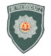 DDR Armabzeichen Vopo grün mit Aufschrift Betriebsschutz maschinengestickt 